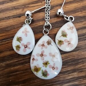 Chic Floral Teardrop Earrings